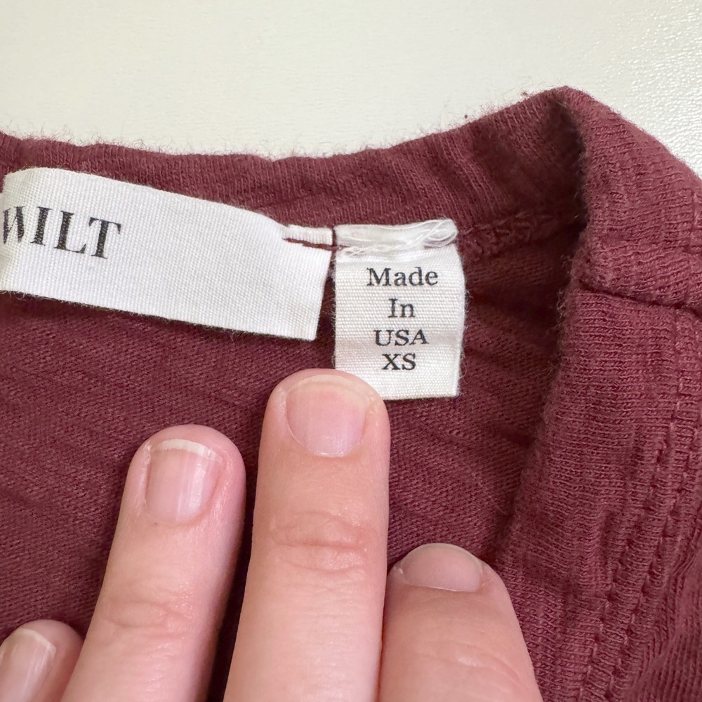 Wilt T-Shirt XS Burgundy Ruffle Hem Slub Knit Short Sleeve Crew Neck W034969 - Picture 2 of 3